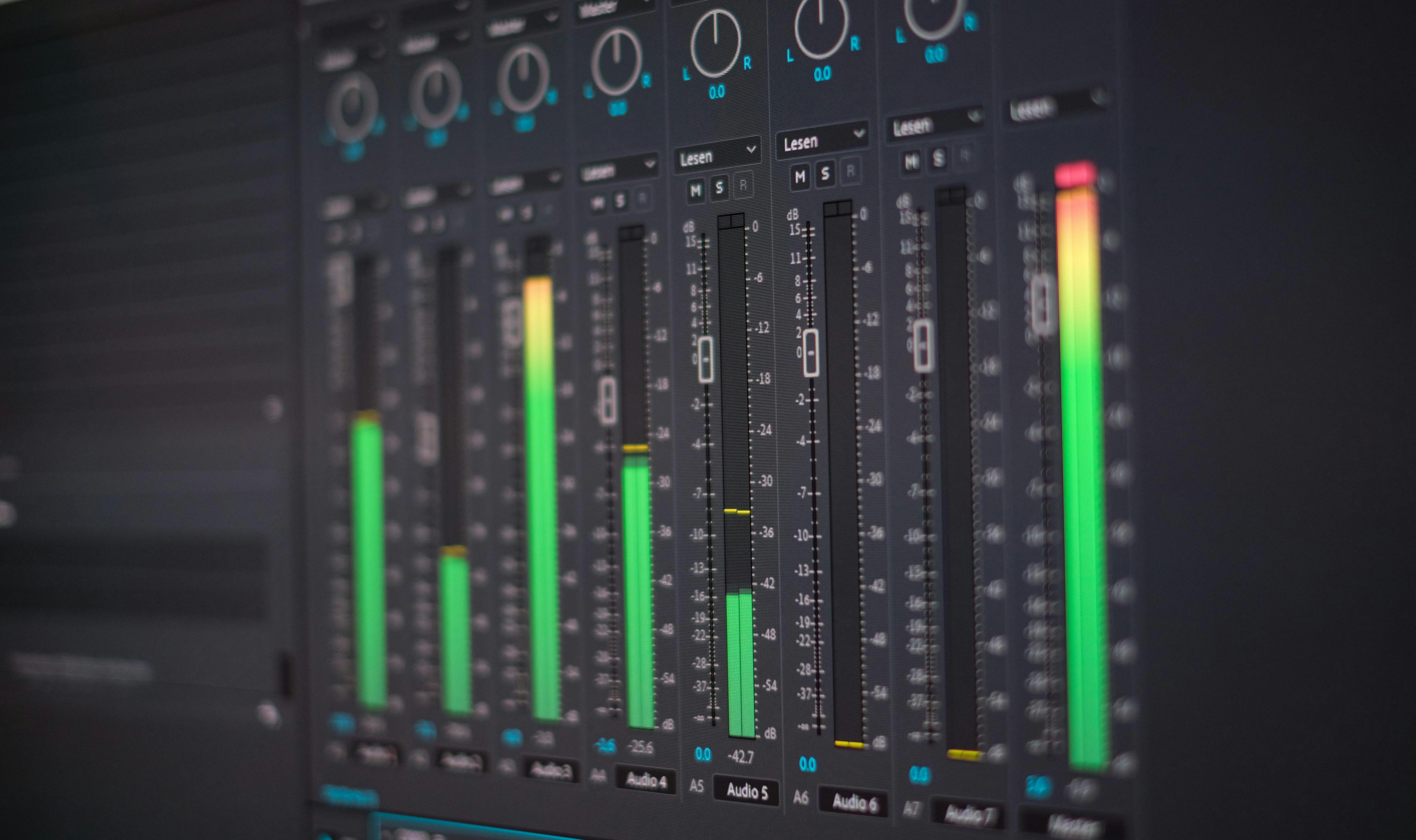 Sprzętowy equalizer audio z rzędami suwaków w studiu nagraniowym