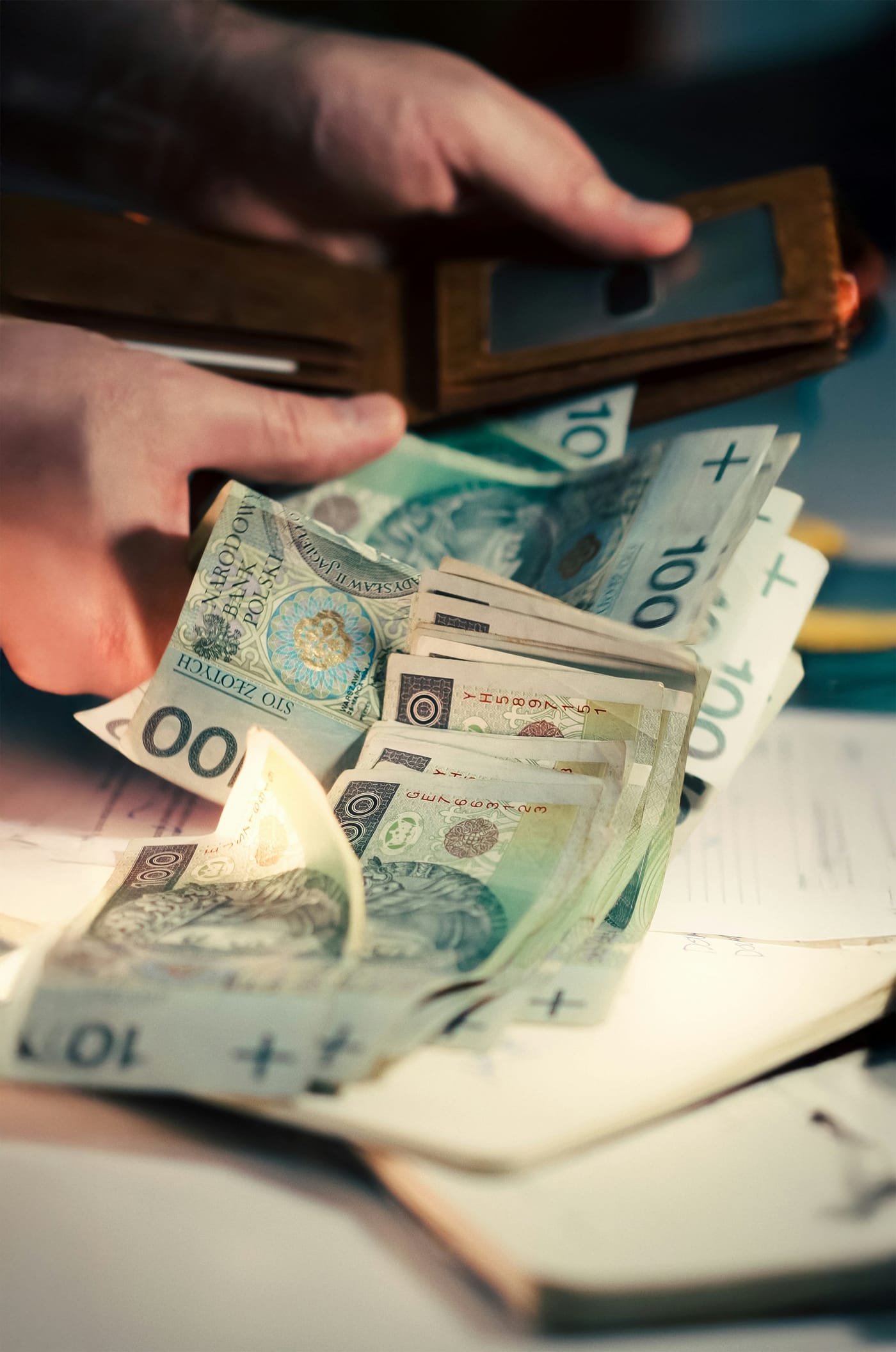 Gotówka - banknoty ułożone na stole, symbolizujące tantiemy i zarobki artysty ze streamingu