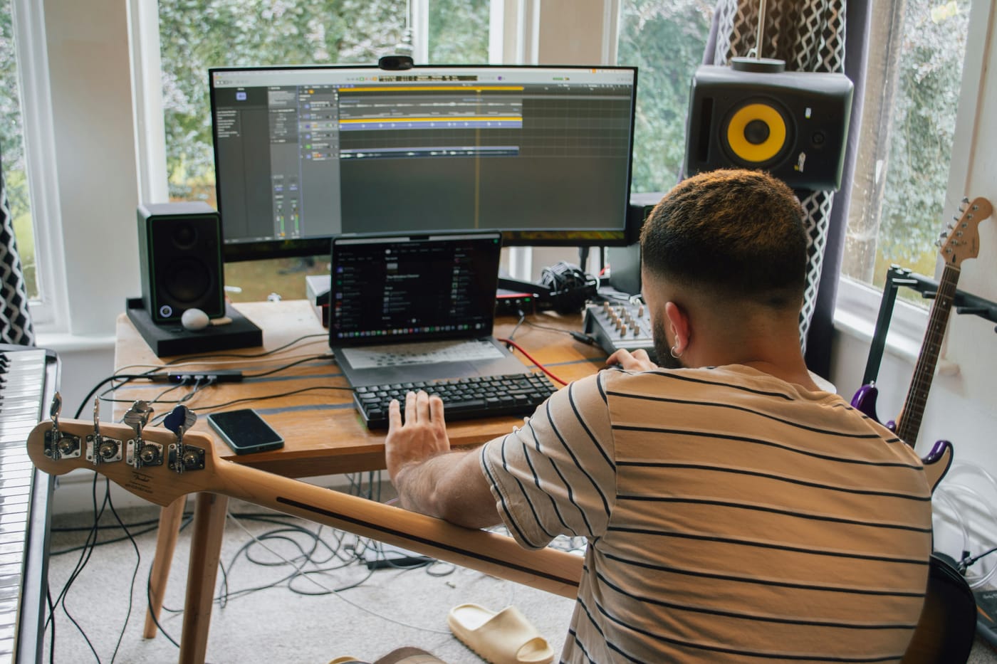 Domowe studio nagraniowe z interfejsem audio, słuchawkami i mikrofonem na biurku