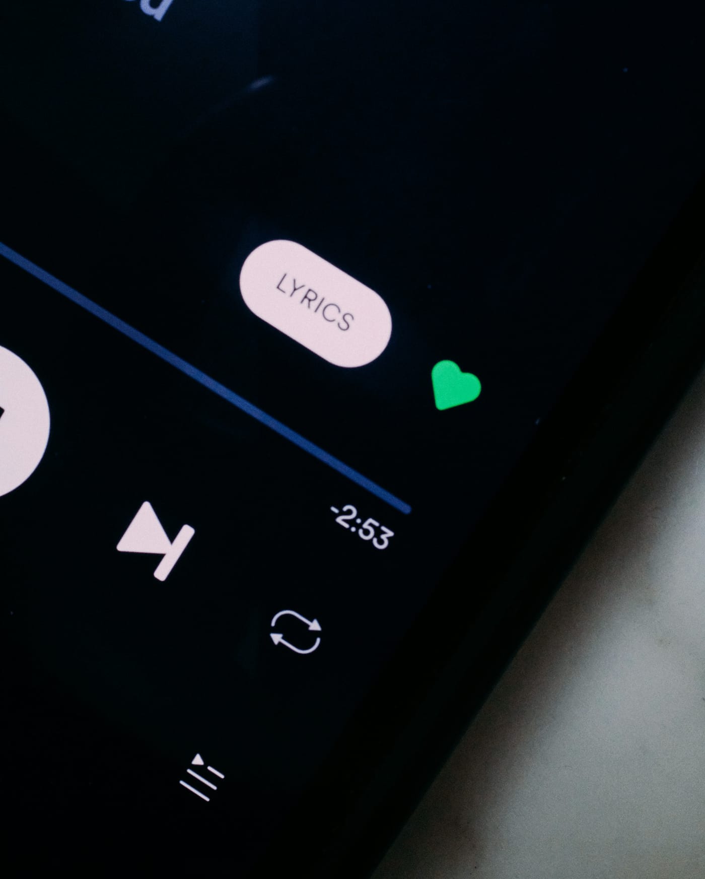 Smartfon z aplikacją do streamingu muzyki - statystyki odtworzeń na ekranie