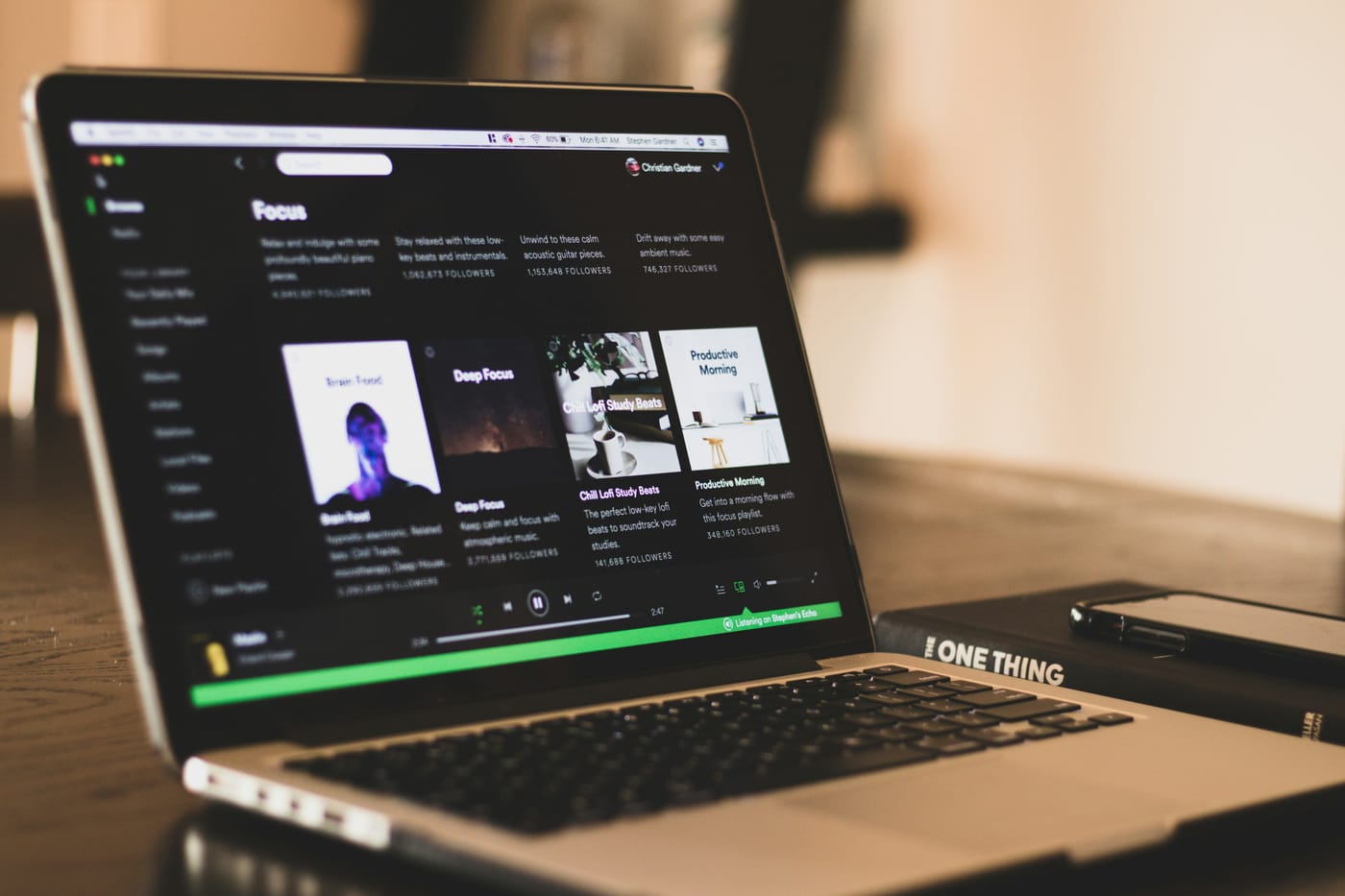 Słuchawki studyjne leżące przy laptopie z otwartą aplikacją do streamingu